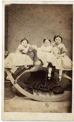 Drei Mädchen auf Schaukelpferd, 1860er Jahre